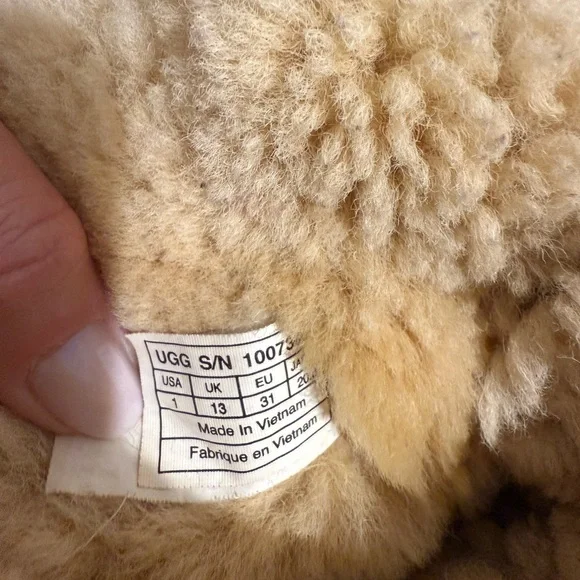 Girls Ugg Boots - Picture 4 of 8